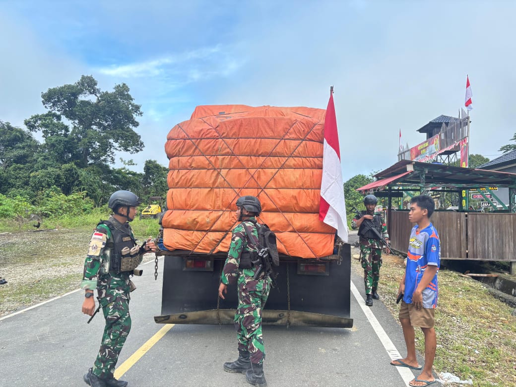 Ciptakan Stabilitas Keamanan Satgas Yonif 410/Alugoro Pos Kout Gelar Pemeriksaan di Jalan Lintas Trans Papua