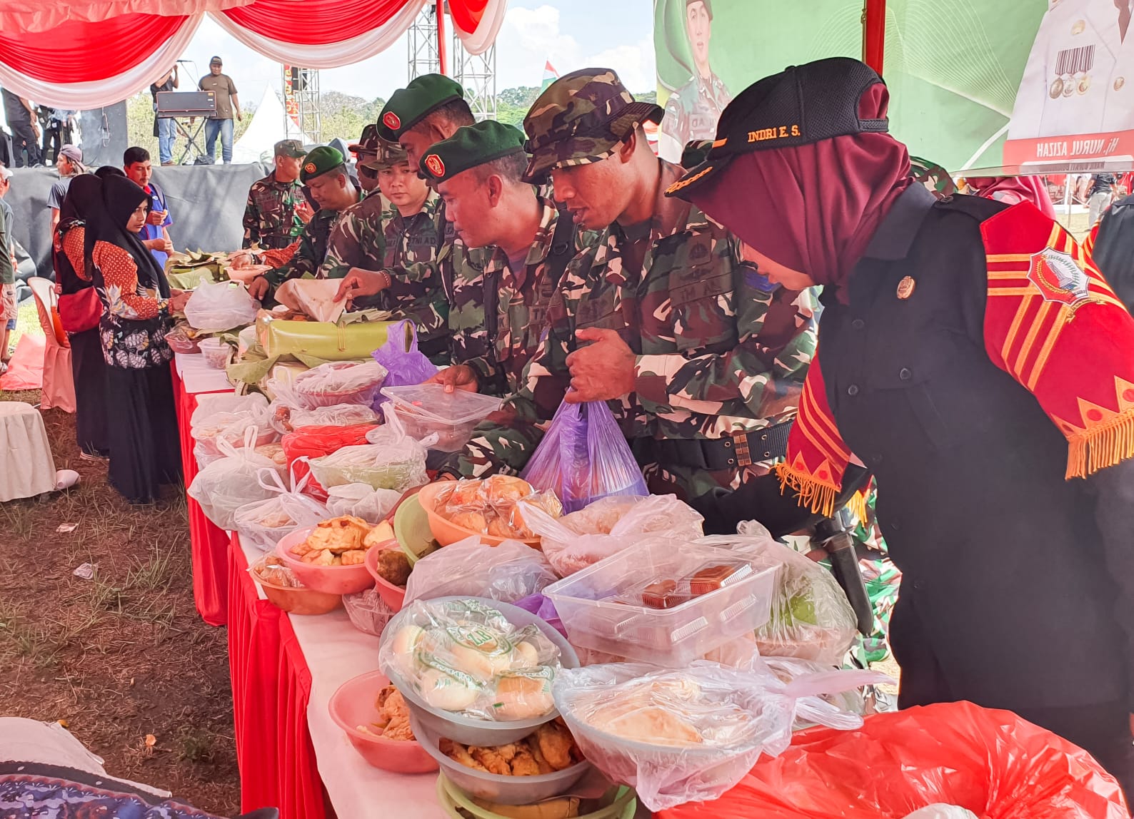 Ungkapan Syukur dan Terima Kasih, Warga Soko Sediakan 30 Nasi Tumpeng untuk Satgas TMMD 125 Bojonegoro