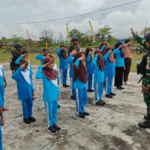 Tanamkan Disiplin, Satgas Yonif 410/Alugoro Ajarkan PBB Kepada Siswa di Perbatasan RI-PNG