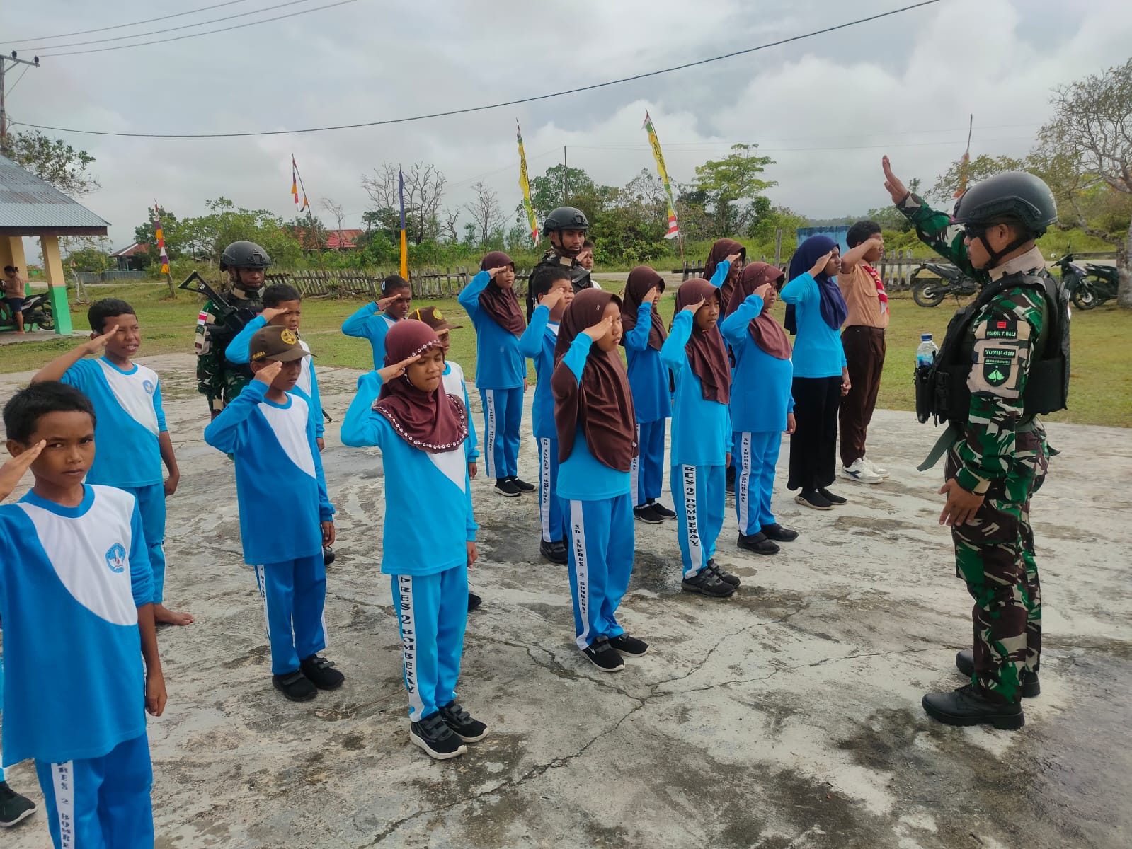 Tanamkan Disiplin, Satgas Yonif 410/Alugoro Ajarkan PBB Kepada Siswa di Perbatasan RI-PNG