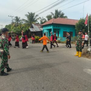Semarak HUT ke-80 RI, Babinsa Pandawan Kawal Jalan Santai Pelajar SMA Negeri 8