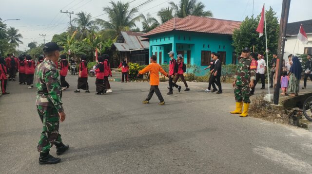 Semarak HUT ke-80 RI, Babinsa Pandawan Kawal Jalan Santai Pelajar SMA Negeri 8
