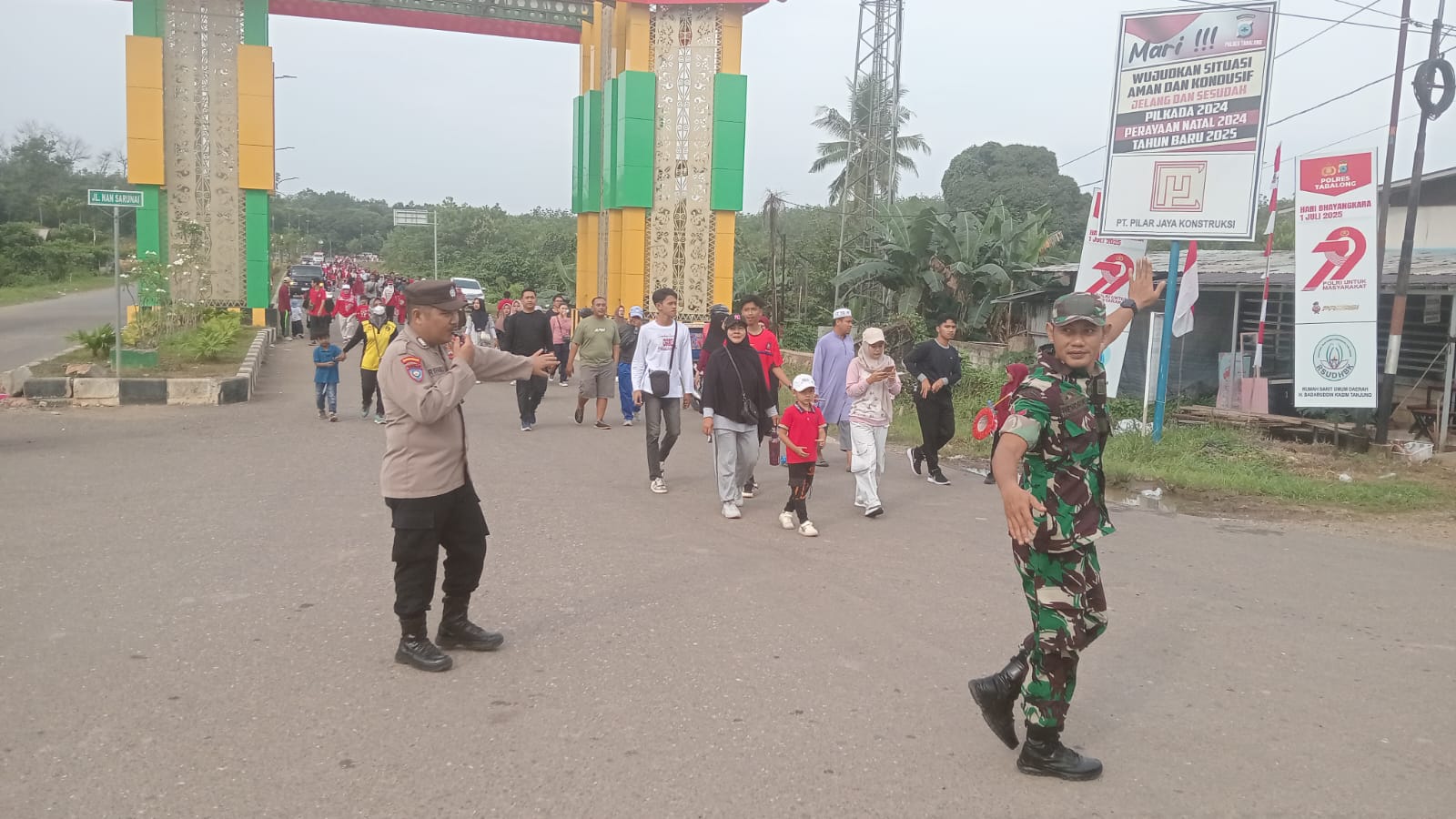 Babinsa Tanta-Murung Pudak Bersinergi Amankan Jalan Santai HUT RI ke-80 di Maburai