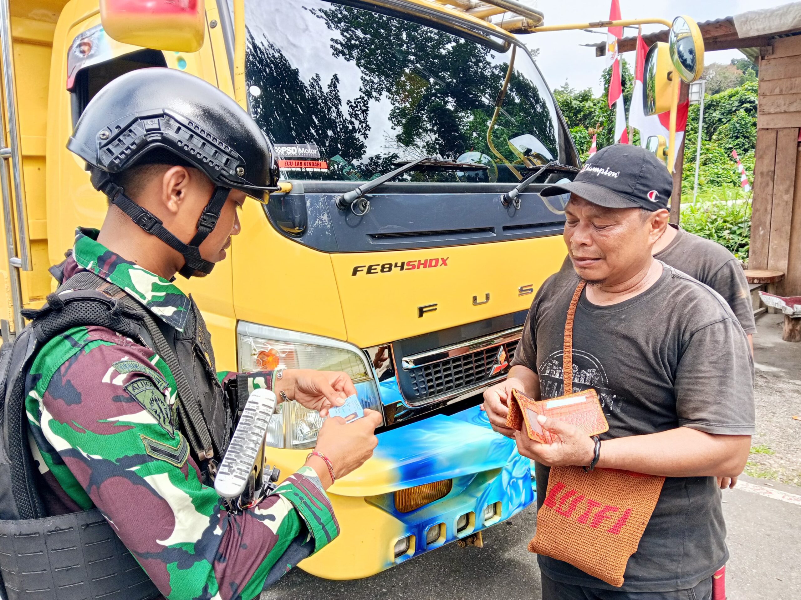 Ciptakan Rasa Aman, Satgas Pamtas  Yonif 410/Alugoro Laksanakan Sweeping Jalur Lintas Perbatasan