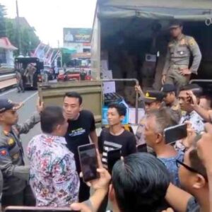 Satpol PP Pati Bubarkan Posko Donasi Tolak Kenaikan PBB, Massa Ricuh dan Duduki Truk