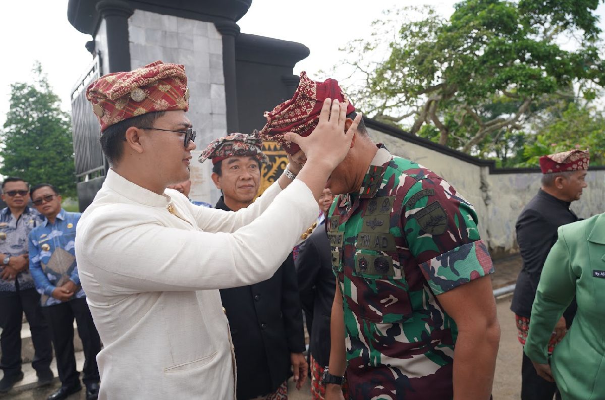 Pangdam XXI/Radin Inten Ziarah ke Makam Pahlawan Nasional Radin Inten II