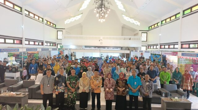 Kasdim 0820/Probolinggo Mayor Inf Herawadi Karnawan Menghadiri Pameran Ketahanan Pangan