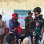 Satgas Pamtas RI-PNG Yonif 410/Alugoro Bantu Pukesmas Dalam Kegiatan Imunisasi Untuk Balita Di Perbatasan