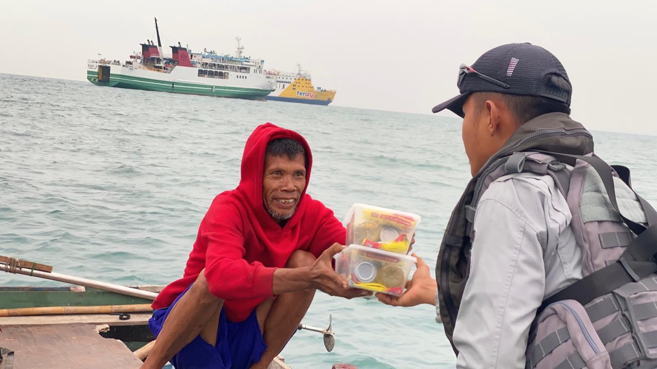 KN Tanjung Datu-301 Bagikan Sembako dan Edukasi Nelayan Banten