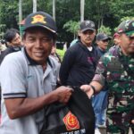 TNI Bagikan 15 Ribu Paket Sembako untuk Masyarakat di Monas