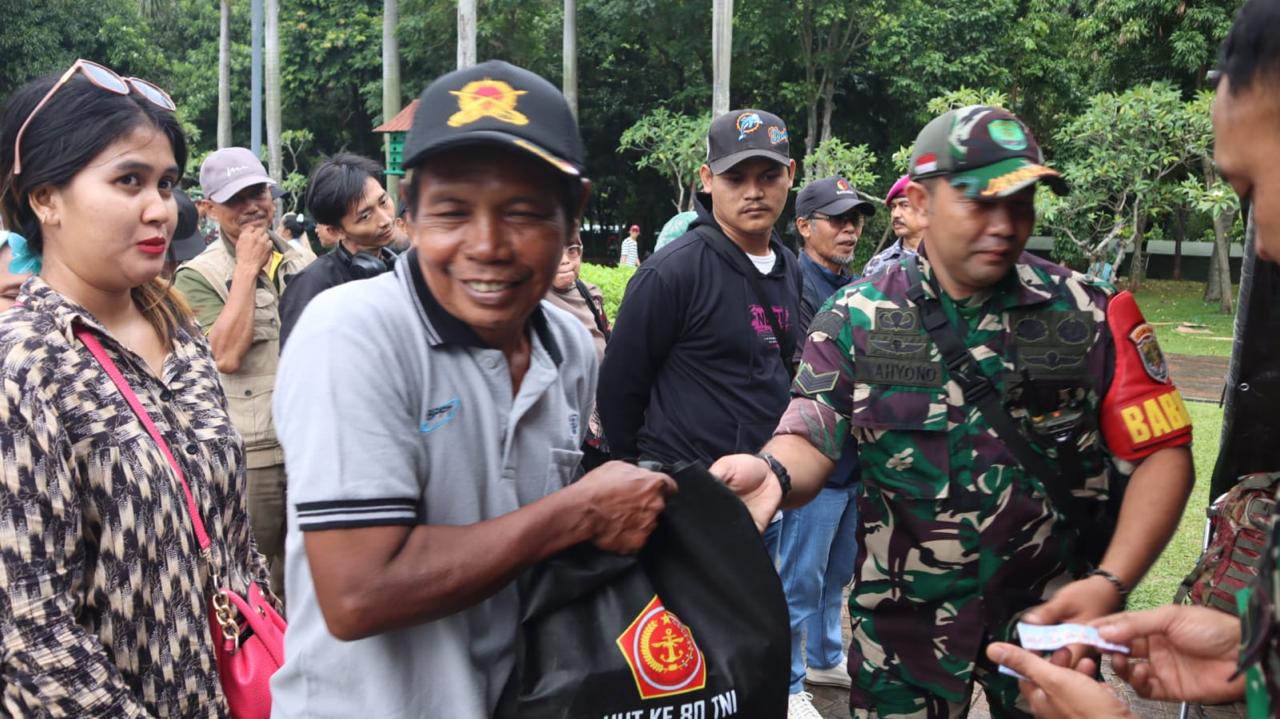 TNI Bagikan 15 Ribu Paket Sembako untuk Masyarakat di Monas