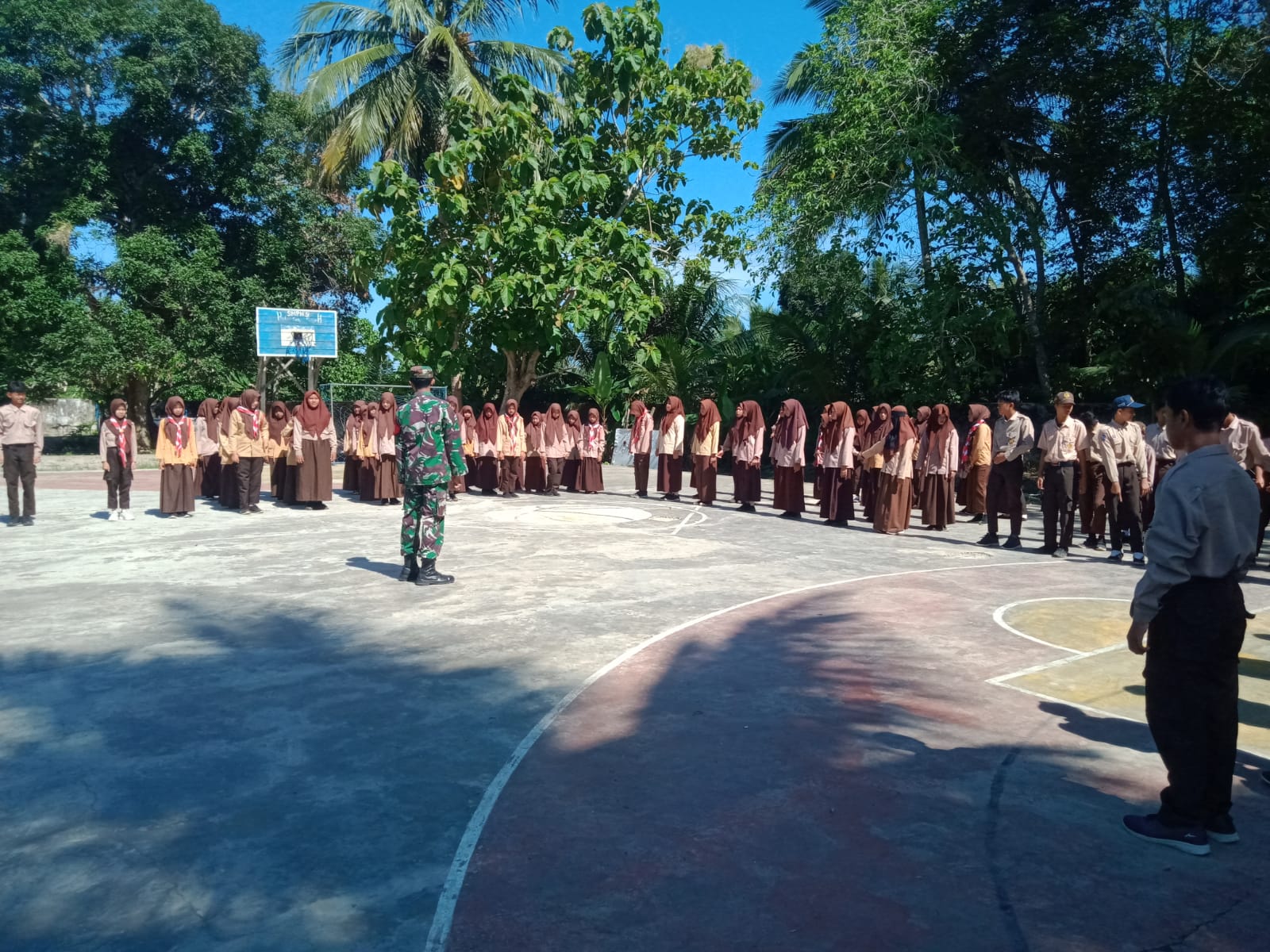 Pembinaan Pramuka di SMPN 9 Barabai, Babinsa Ajak Siswa Aktif dan Disiplin