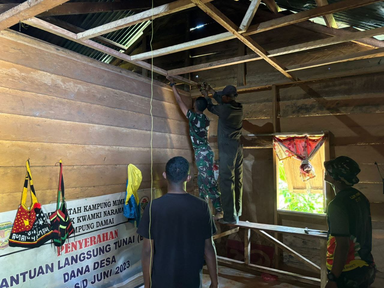 Bantu Warga Kurang Mampu Jelang Peringatan HUT Ke-80 TNI, Kodim 1710/Mimika Perbaiki Rumah Tidak Layak Huni