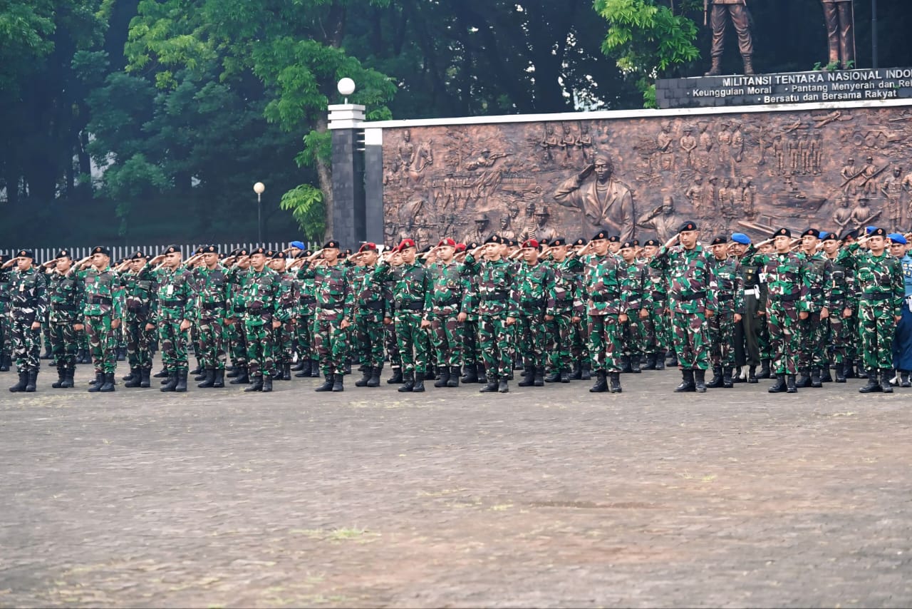 Mabes TNI Gelar Upacara Bendera 17-an; Tingkatkan Disiplin Prajurit TNI di Lapangan dan Ruang Siber