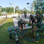Peringati HUT ke-80, Prajurit TNI Gelar Aksi Bersih-Bersih di Makam Pahlawan Pagat