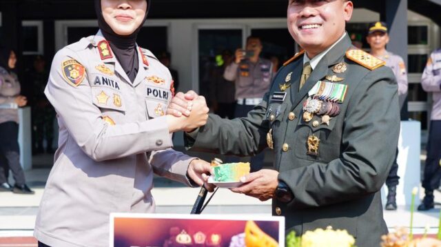 Wakil Gubernur Akmil Pimpin Jalannya Upacara HUT ke-80 TNI