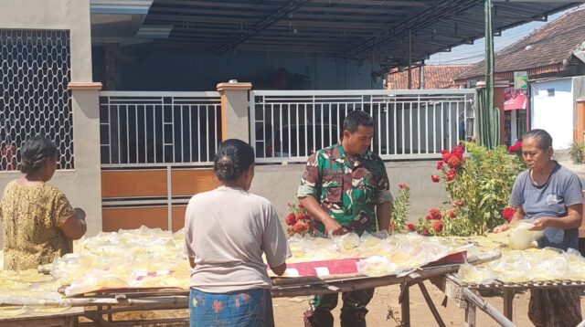Tingkatkan Keamanan, Koramil Wonoasih Gelar Komsos Di Wilayah Binaan
