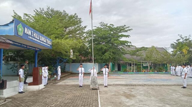 Plh. Danramil 1002-01/Batang Alai Selatan Jadi Pembina Upacara di MAN 3 HST