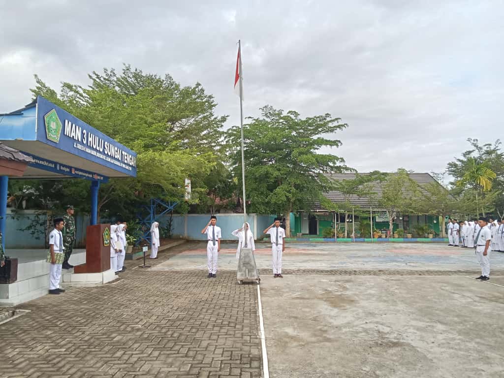 Plh. Danramil 1002-01/Batang Alai Selatan Jadi Pembina Upacara di MAN 3 HST