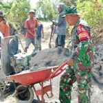 Sinergi TNI dan Rakyat: Sertu Rokip Turun Langsung Bantu Pengecoran Jalan Desa Tigasan Wetan