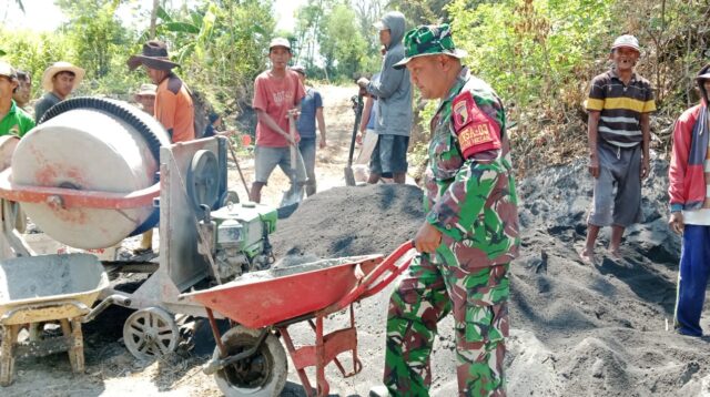 Sinergi TNI dan Rakyat: Sertu Rokip Turun Langsung Bantu Pengecoran Jalan Desa Tigasan Wetan