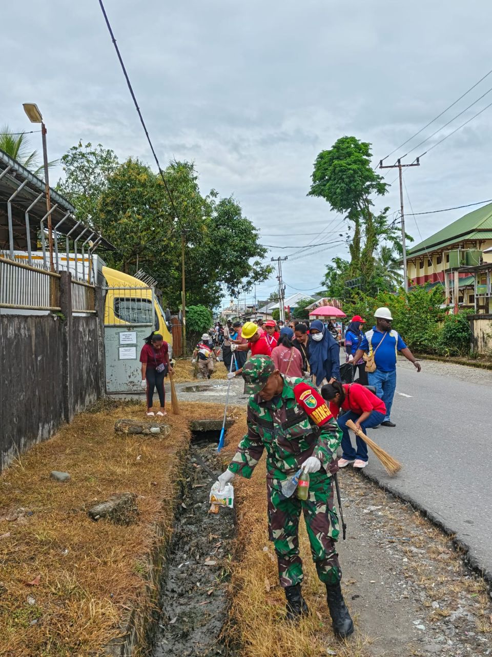 Mencegah Terjadinya Sumbatan Dan Genangan Air, Babinsa Koramil Timika Ajak Warga Bersihkan Saluran Drainase