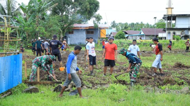 Hari Pertama TMMD ke-126 Kodim 1505/Tidore, Personil Satgas dan Warga Mulai Kerjakan Sasaran Fisik di Desa Wama