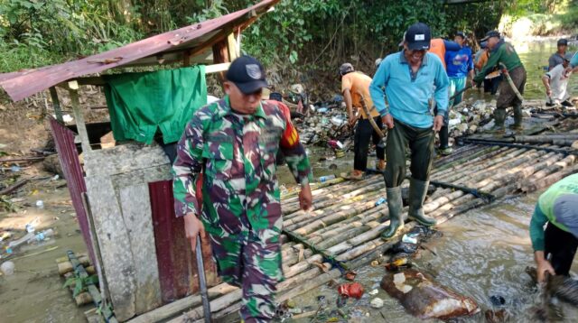 Plh. Danramil 1002-04/LAS: Gotong Royong Cerminan Kemanunggalan TNI dan Rakyat