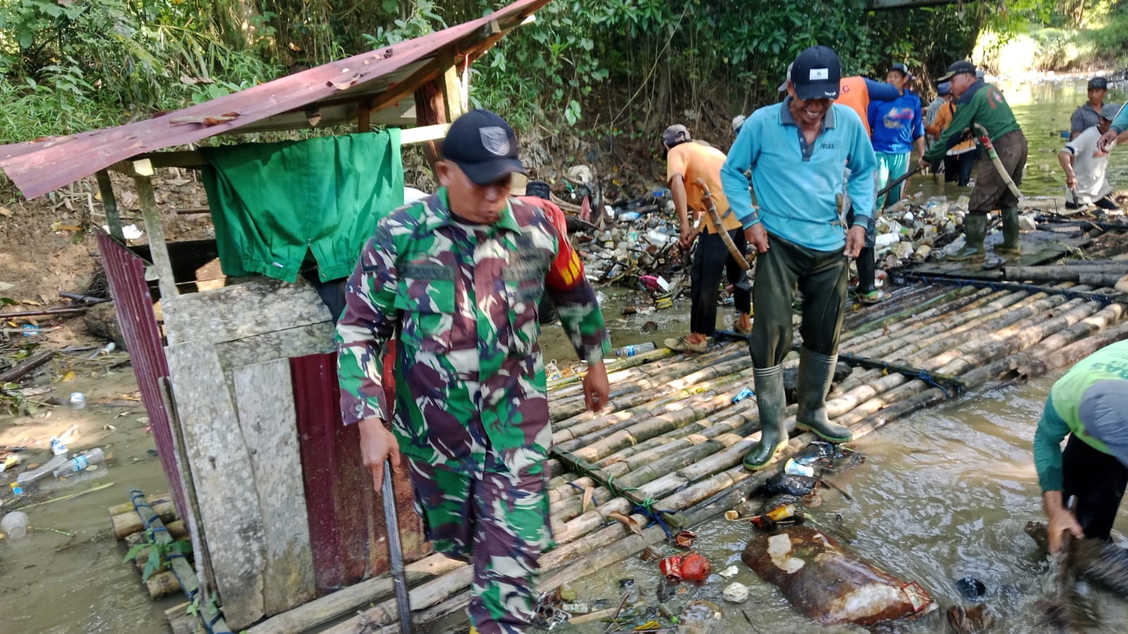 Plh. Danramil 1002-04/LAS: Gotong Royong Cerminan Kemanunggalan TNI dan Rakyat