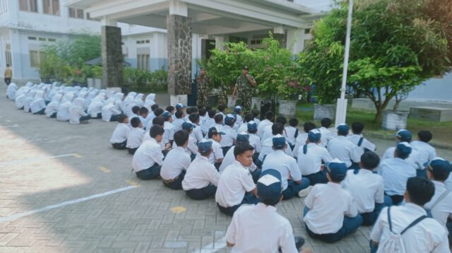 Sinergi TNI dan Sekolah, Koramil Kraksaan Tanamkan Nilai Kebangsaan pada Generasi Muda