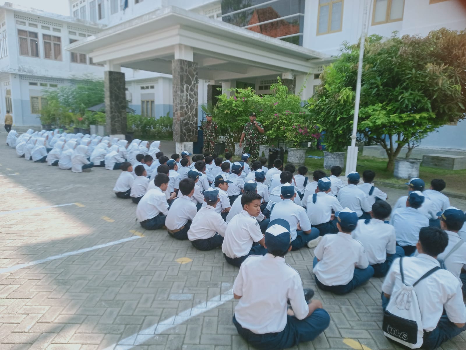 Sinergi TNI dan Sekolah, Koramil Kraksaan Tanamkan Nilai Kebangsaan pada Generasi Muda