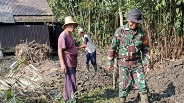 Danramil 1002-06/Barabai Apresiasi Kegiatan Gotong Royong Babinsa dan Warga Banua Budi