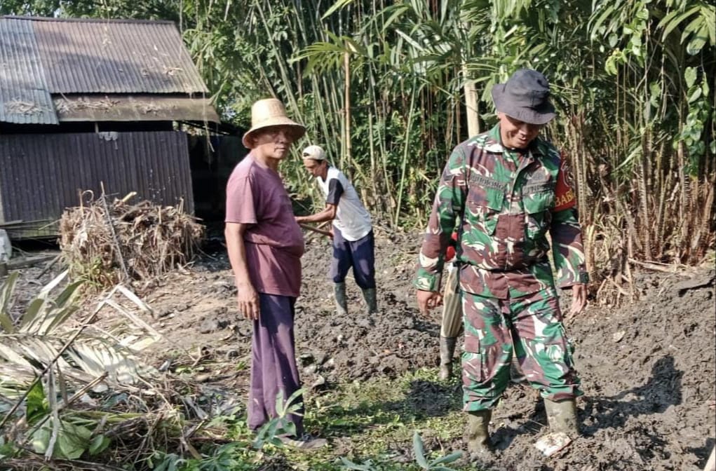 Danramil 1002-06/Barabai Apresiasi Kegiatan Gotong Royong Babinsa dan Warga Banua Budi