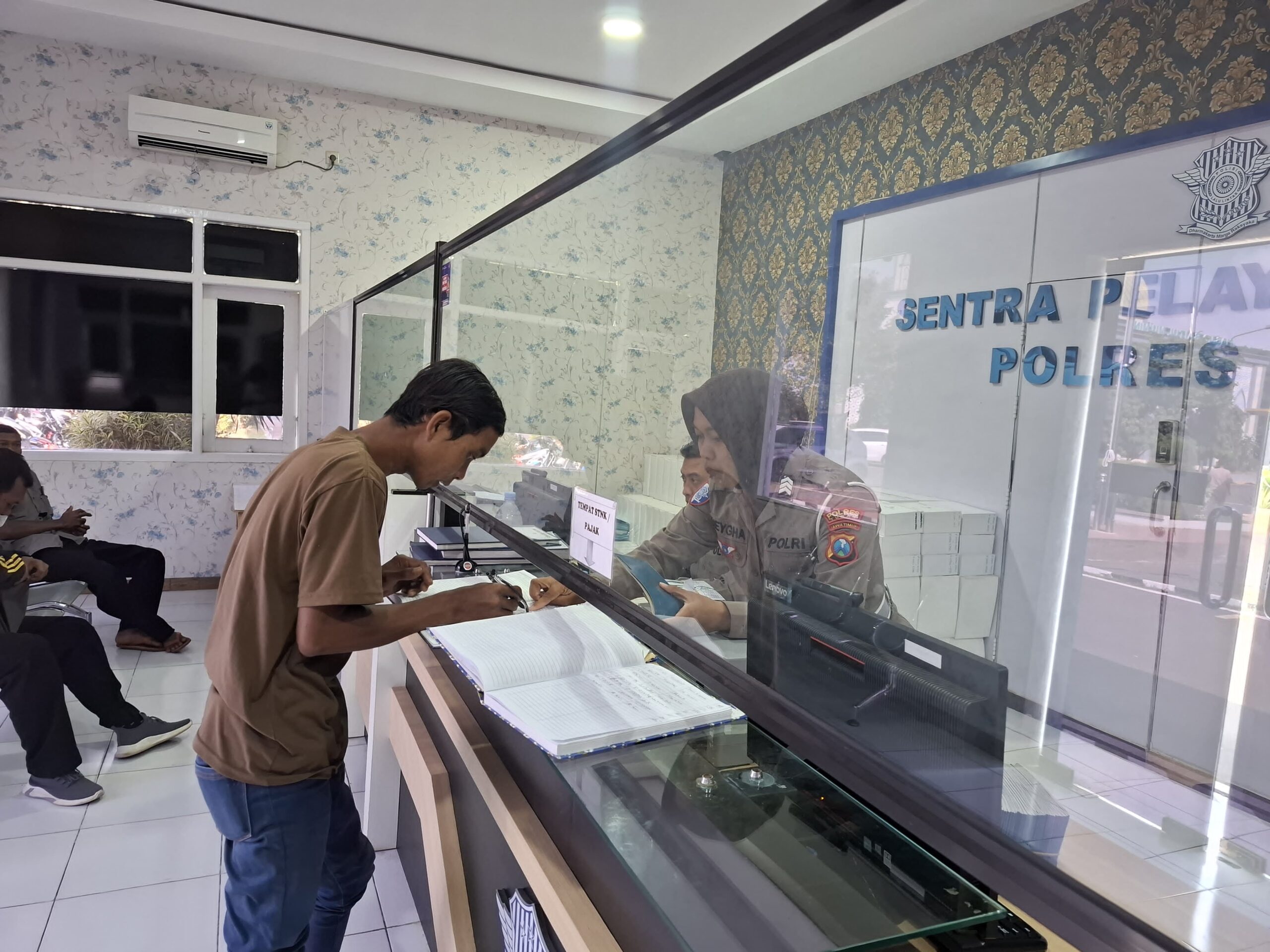 Polres Tuban Gelar Polantas Menyapa, Sosialisasikan Tata Cara Pengambilan BPKB kepada Masyarakat