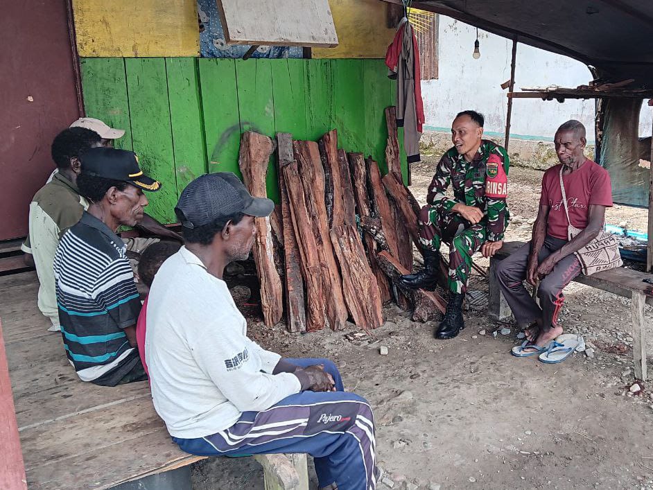 Bahas Keamanan dan Pembangunan, Babinsa Koramil Mapurujaya Laksanakan Komsos dengan Kepala Kampung Hiripau