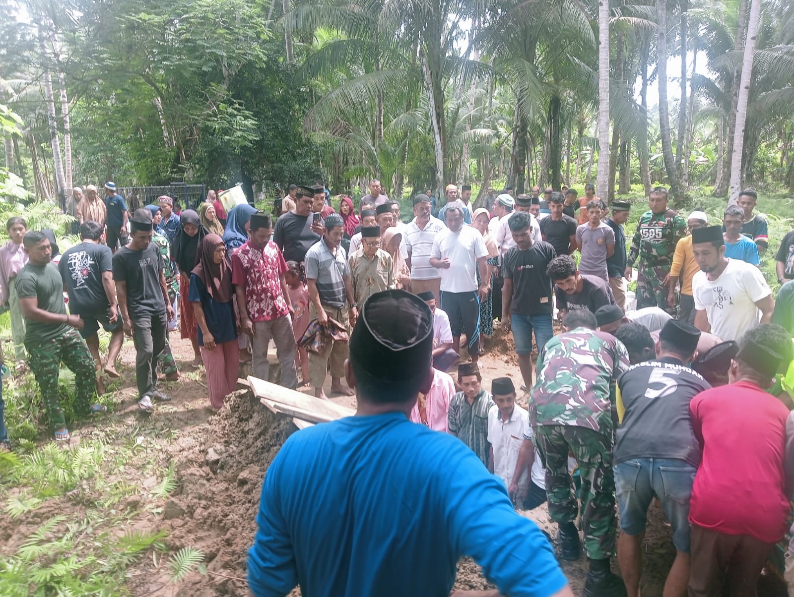 Di Tengah Kesibukan Membangun, Satgas TMMD Kodim 1505/Tidore Tetap Peduli Warga Berduka