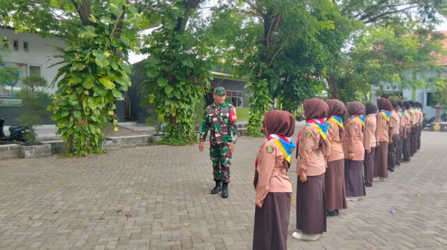 Serka Agus Budiono Tanamkan Semangat Kebangsaan di Kalangan Pelajar Banyuanyar Melalui Latihan Baris-Berbaris