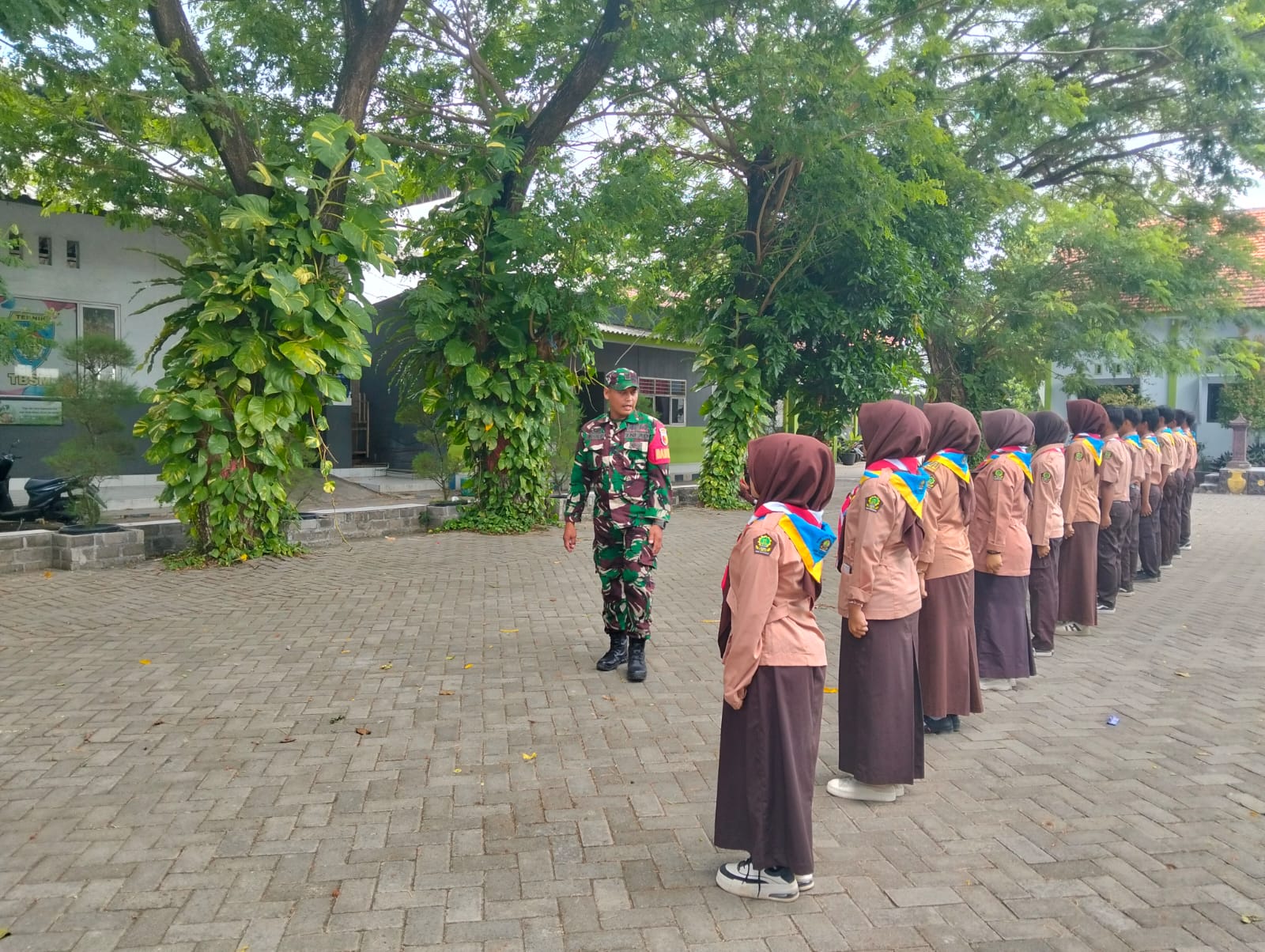 Serka Agus Budiono Tanamkan Semangat Kebangsaan di Kalangan Pelajar Banyuanyar Melalui Latihan Baris-Berbaris