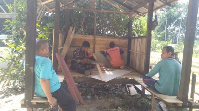 Kopda Rahmat Azona Apresiasi Kekompakan Warga dalam Pembangunan Pos Kamling di Aluan Mati