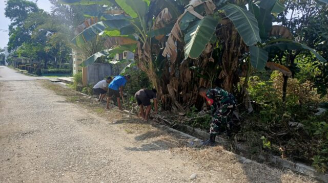 Wujud Kemanunggalan TNI-Rakyat, Babinsa Tanta Hulu Ajak Warga Gotong Royong Bersihkan Lingkungan