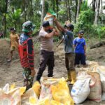 Satgas TMMD Kodim 1505/Tidore Bersama Warga Gotong Royong Ambil Material Pasir Untuk Pembangunan Lapangan Bola Voli