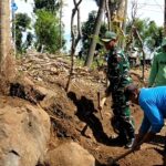 TNI dan Warga Bersatu, Babinsa Koramil 0820-10/Kuripan Turun Tangan Buka Akses Jalan di Desa Resongo