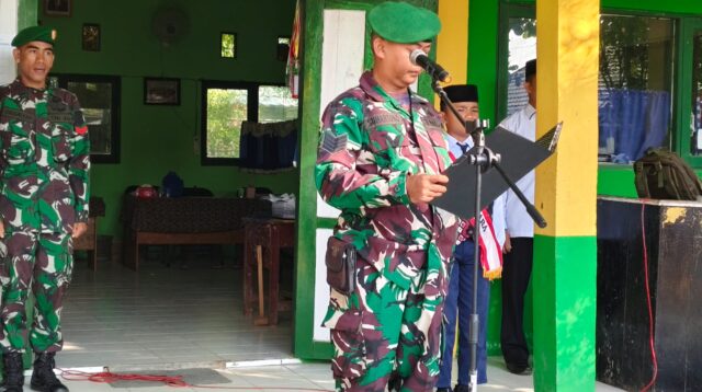 Melalui Upacara Bendera, Babinsa Koramil 1002-08/LAU Didik Siswa Berkarakter dan Nasionalis