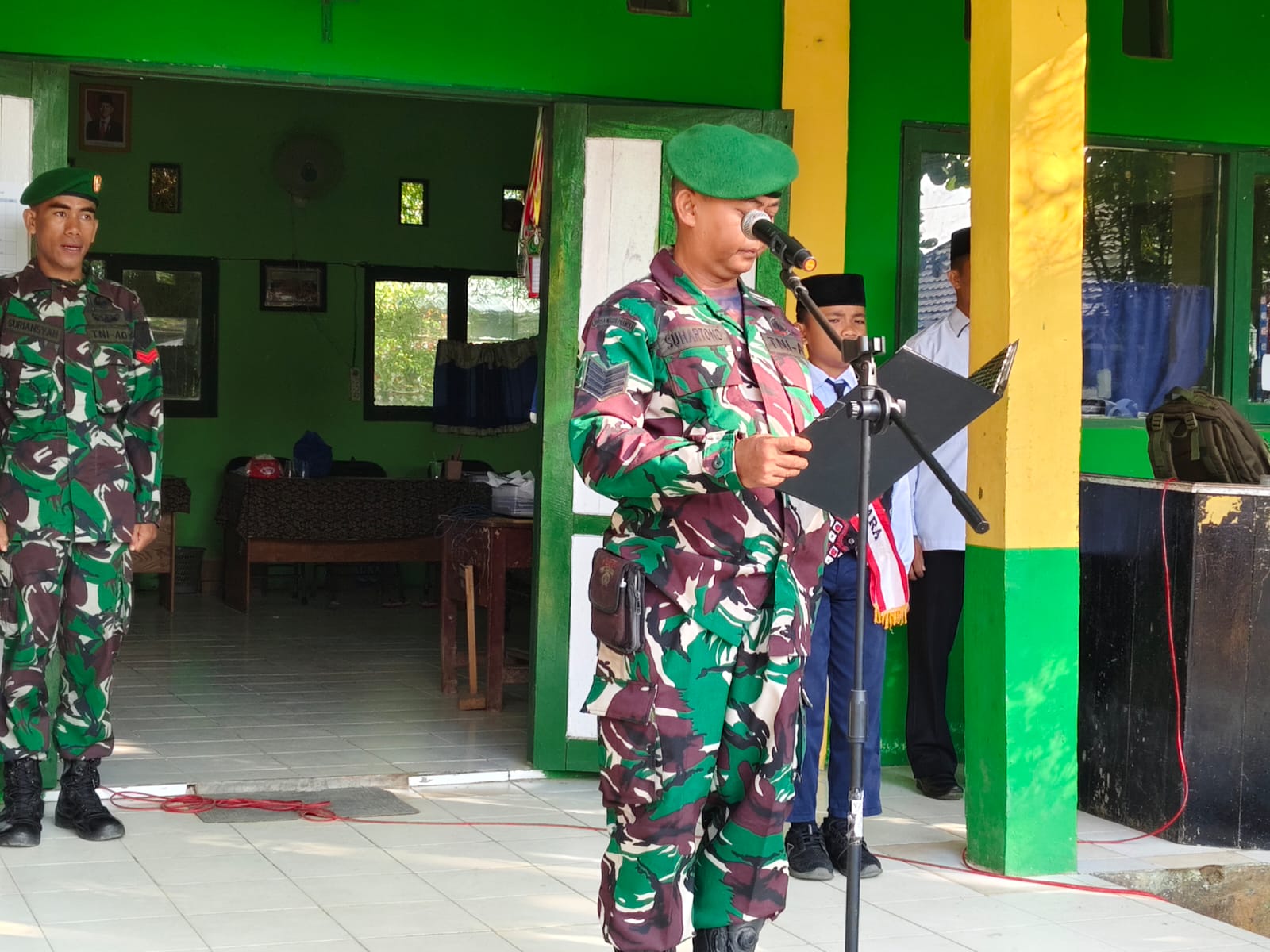Melalui Upacara Bendera, Babinsa Koramil 1002-08/LAU Didik Siswa Berkarakter dan Nasionalis