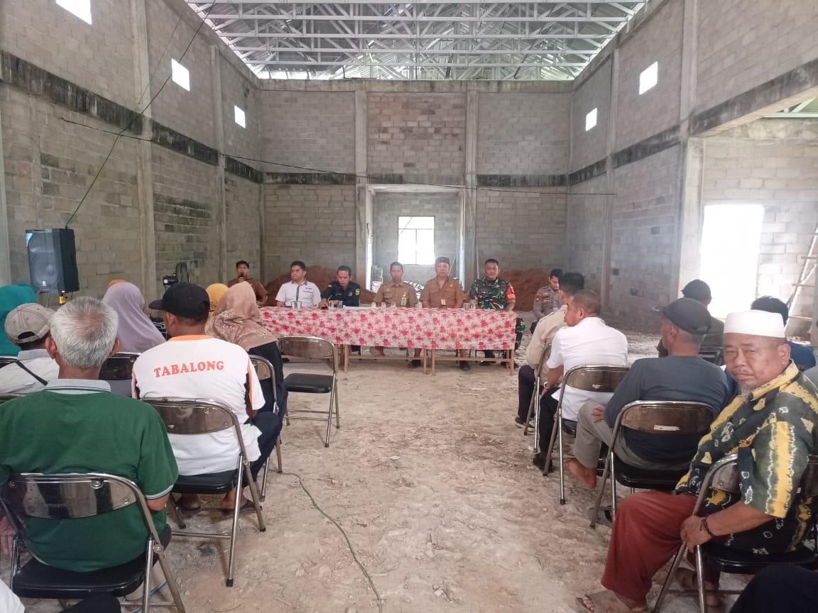 Kebersamaan Babinsa, Bhabinkamtibmas, dan Warga Juai dalam Menyusun Rencana Pembangunan Desa