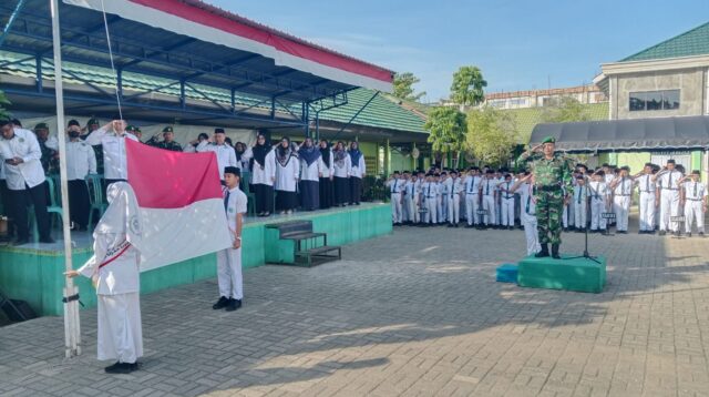 Danramil 1002-06/Barabai Bangkitkan Semangat Kebangsaan di MTsN 2 Hulu Sungai Tengah