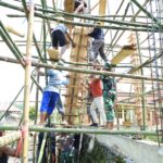 Penuh Semangat, Satgas TMMD Kodim 1505/Tidore dan Warga Gotong Royong Angkat Papan Mal Masjid