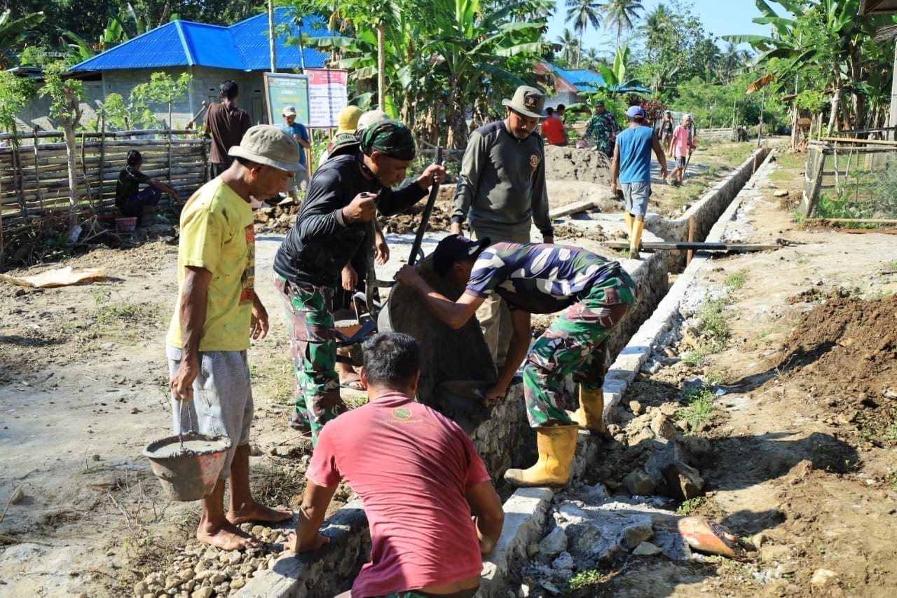 Gotong Royong Tanpa Lelah, Satgas TMMD Kodim 1505/Tidore Bangun Drainase Demi Desa Lebih Baik