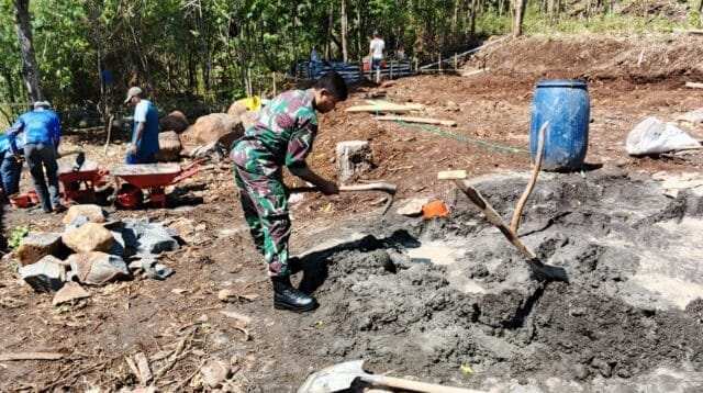 Babinsa Koramil 0820-10/Kuripan Bangun Kebersamaan Lewat Aksi Sosial