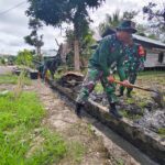 Wujud Kebersamaan, Babinsa dan Warga Madang Kompak Gelar Kerja Bakti